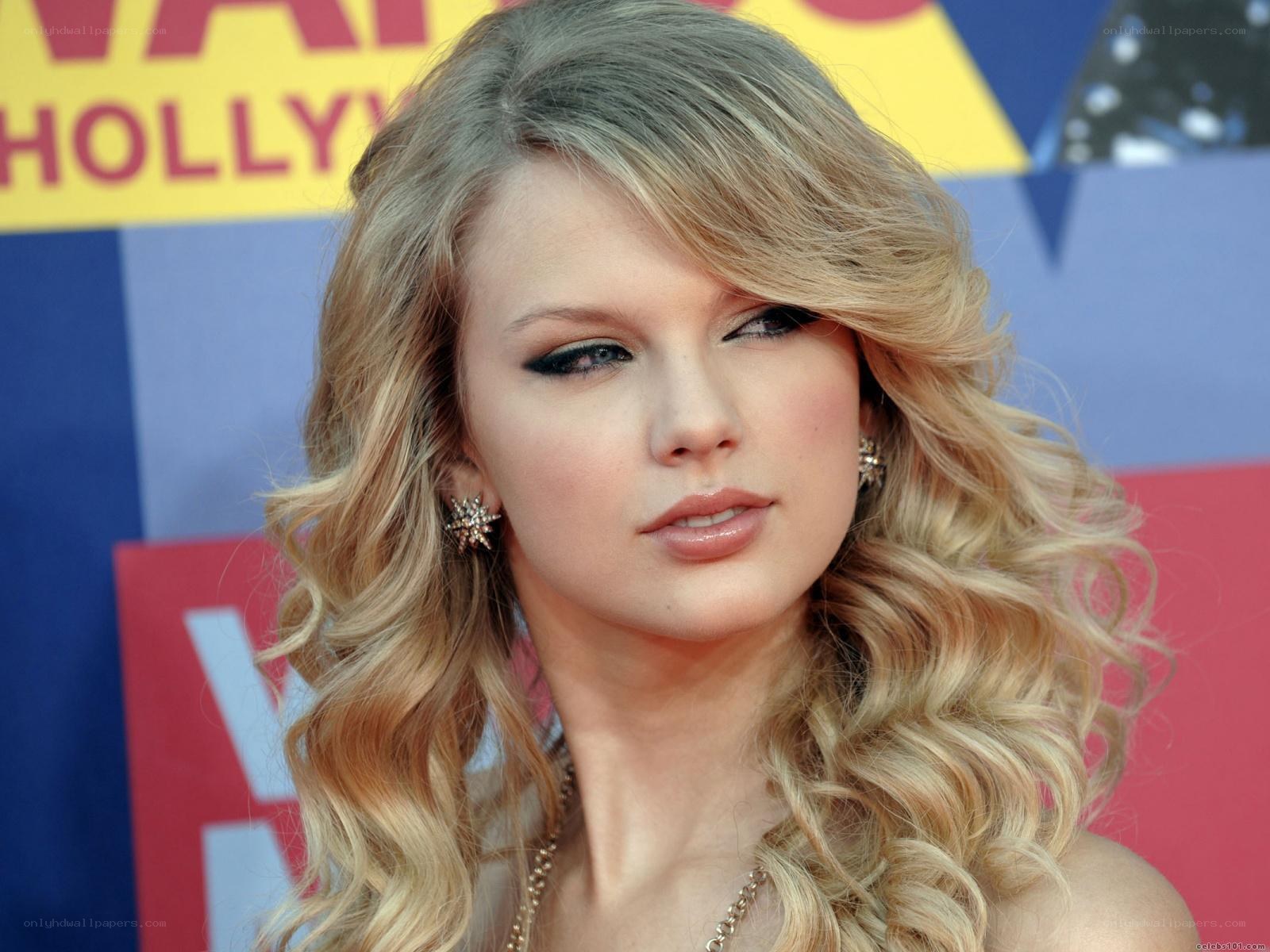 Taylor Swift at event