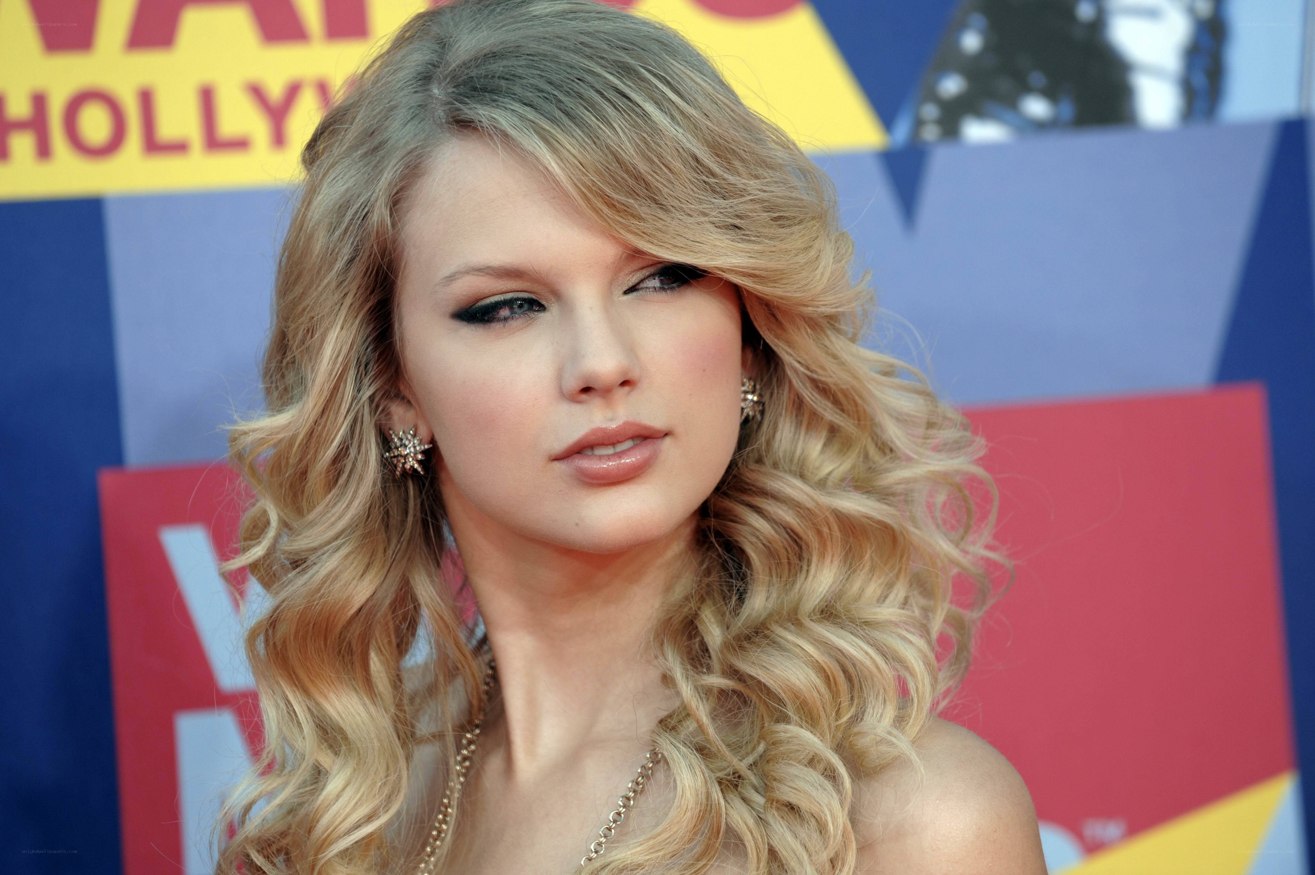 Taylor Swift at event