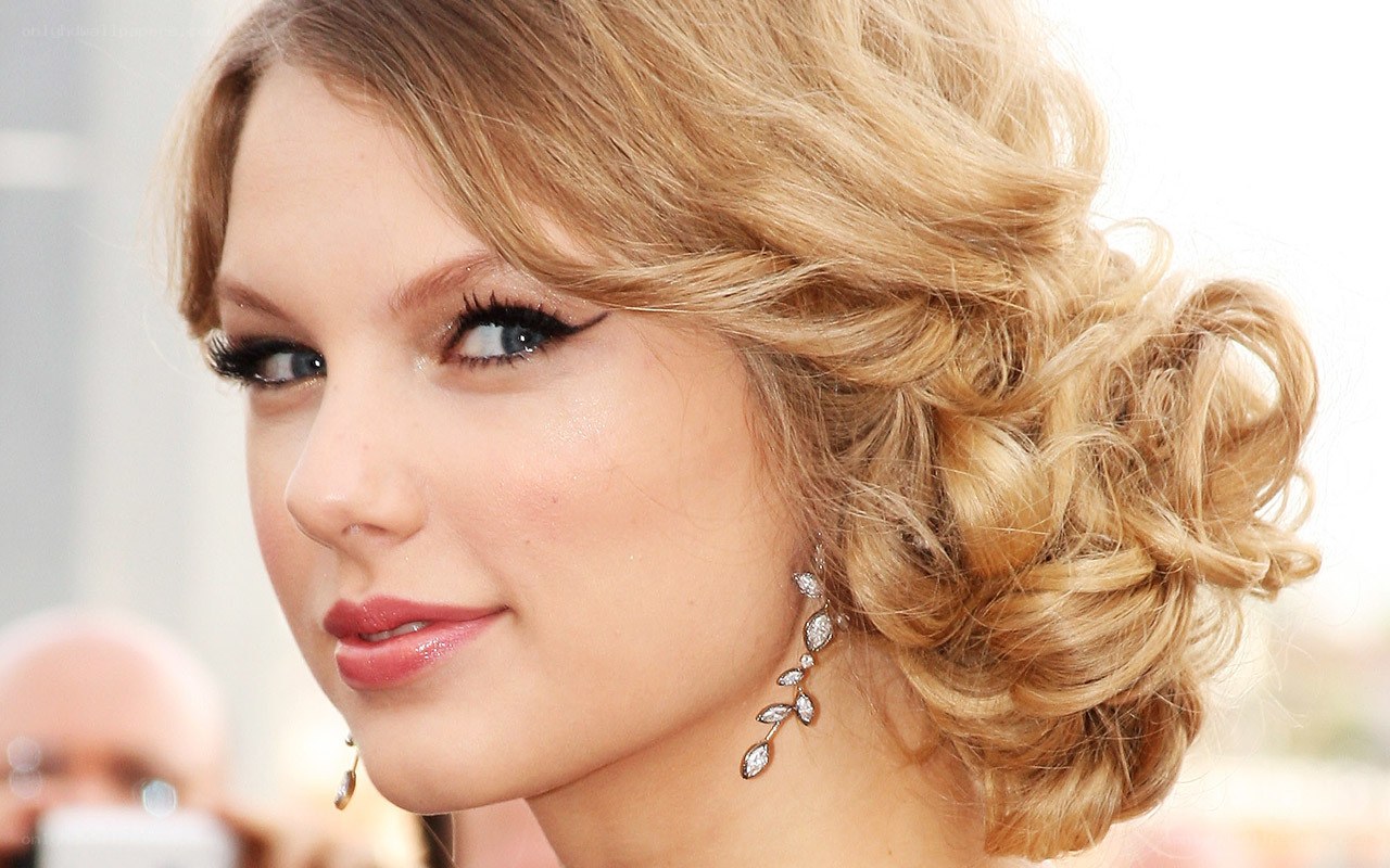 Taylor Swift at red carpet event