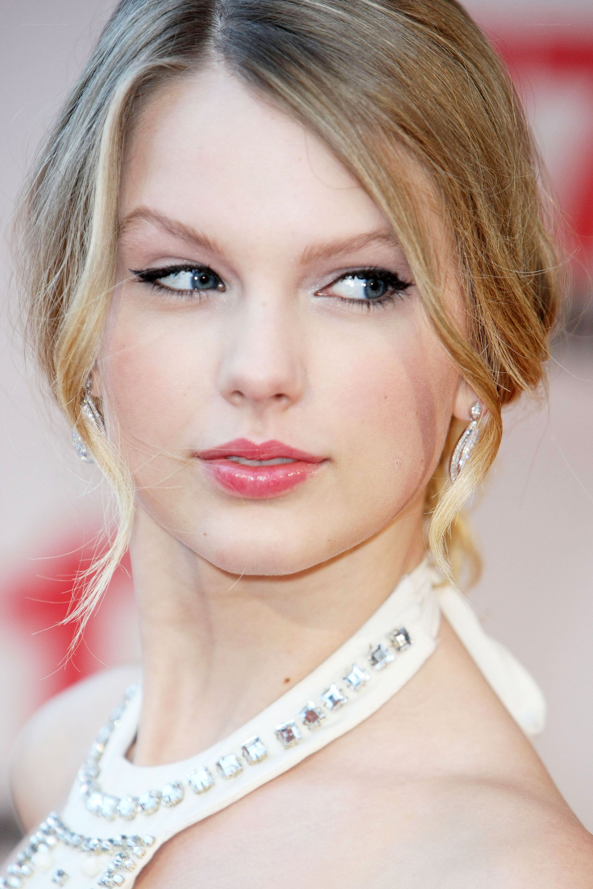 Taylor Swift at red carpet event