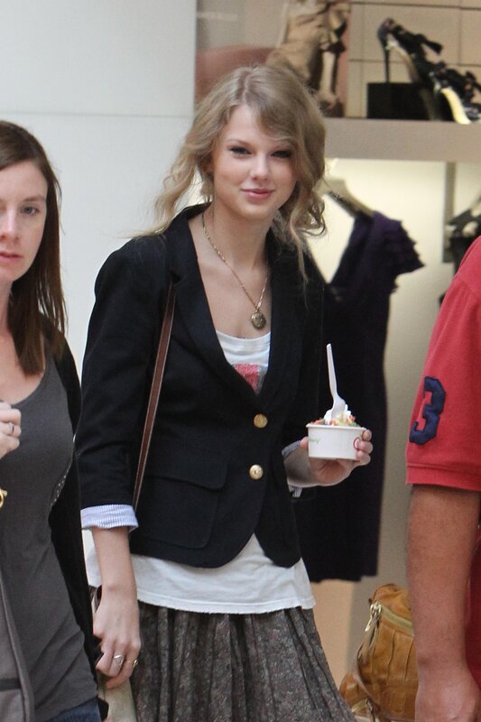 Taylor Swift eating frozen yogurt