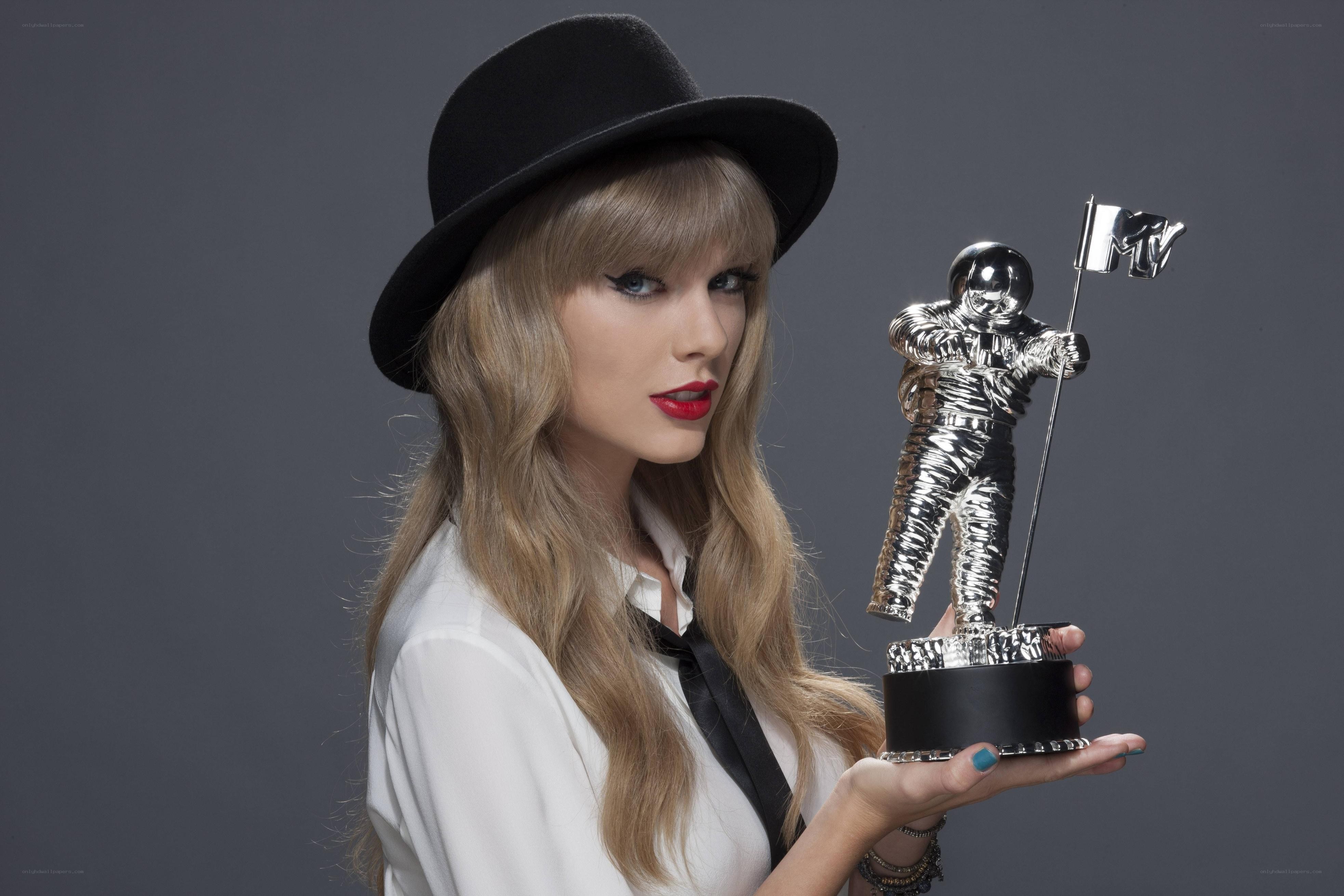 Taylor Swift holding an award