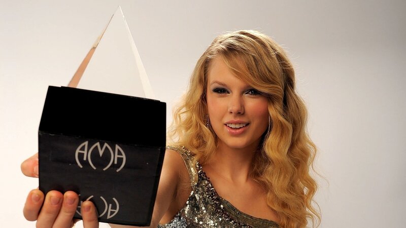 Taylor Swift holding an award