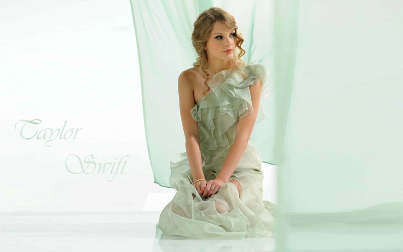 Taylor Swift in a green dress