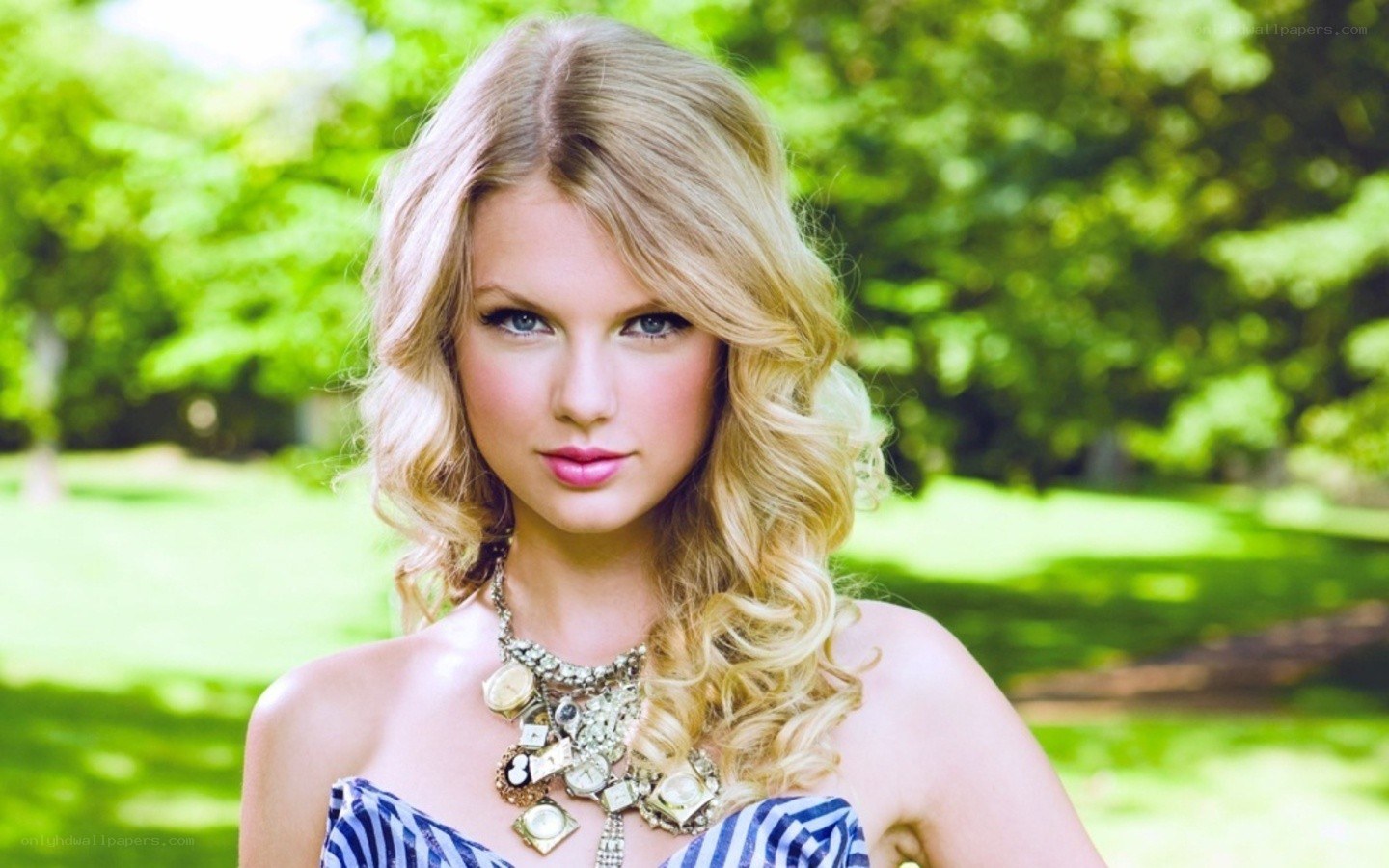 Taylor Swift in a park