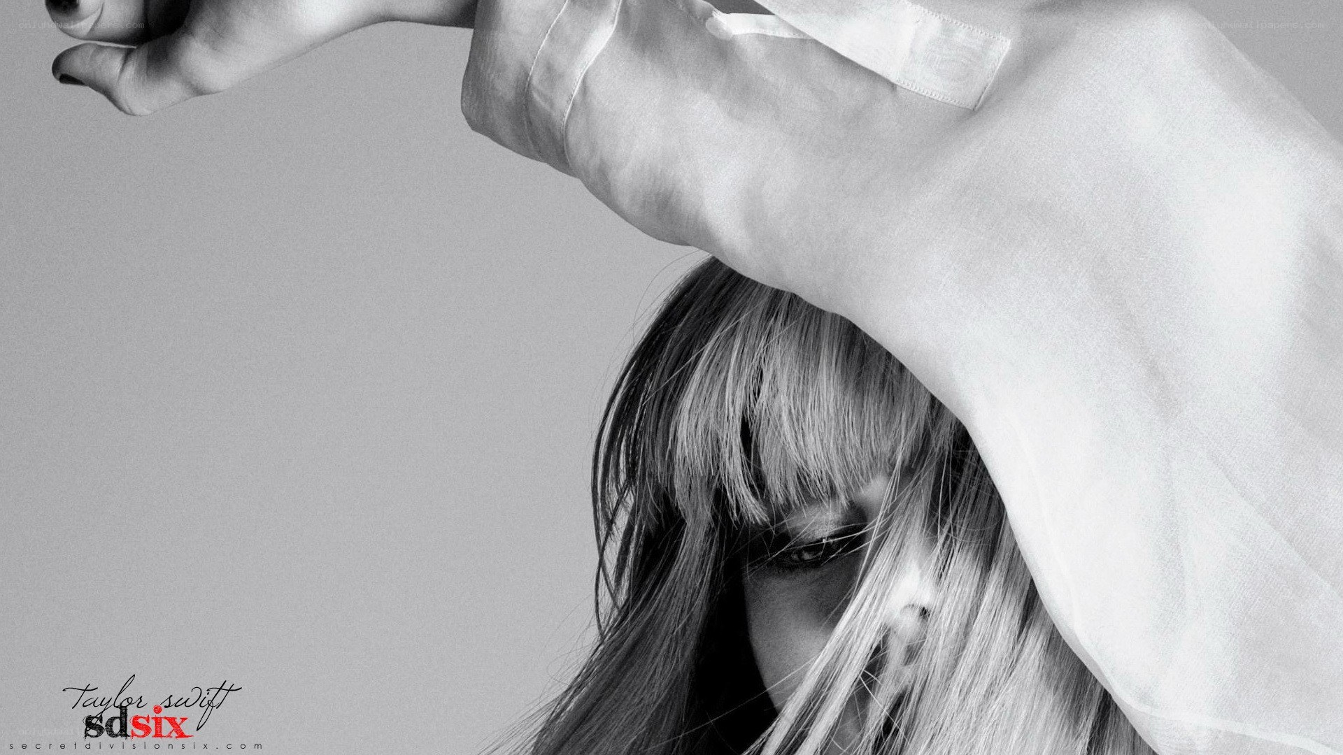 Taylor Swift in black and white