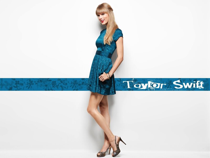 Taylor Swift in blue dress