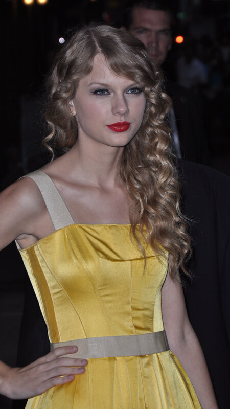Taylor Swift in yellow dress