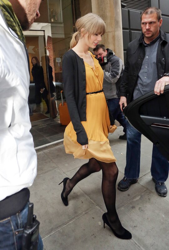 Taylor Swift in yellow dress