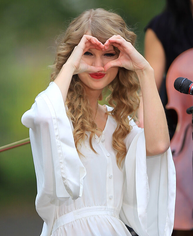 Taylor Swift making heart shape