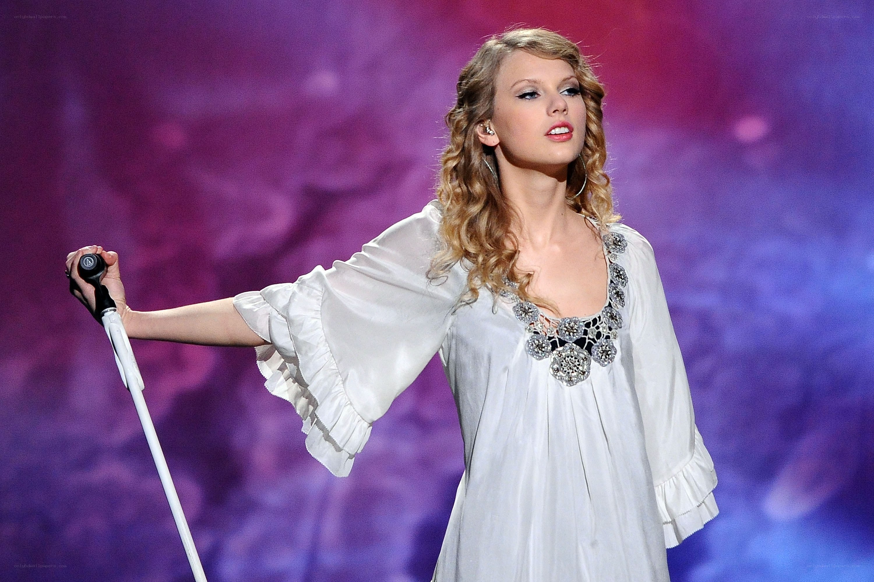 Taylor Swift performing on stage