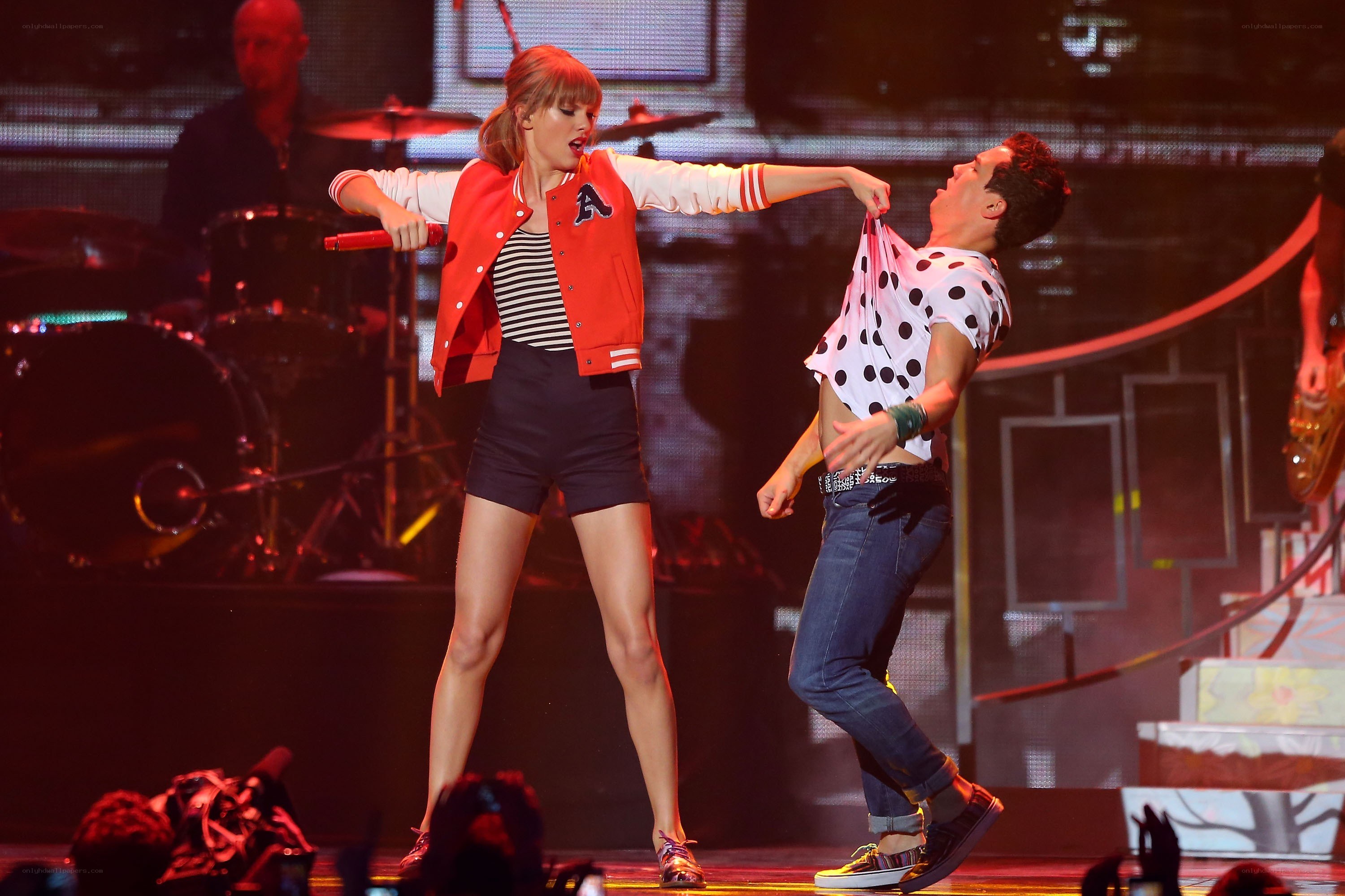 Taylor Swift performing on stage