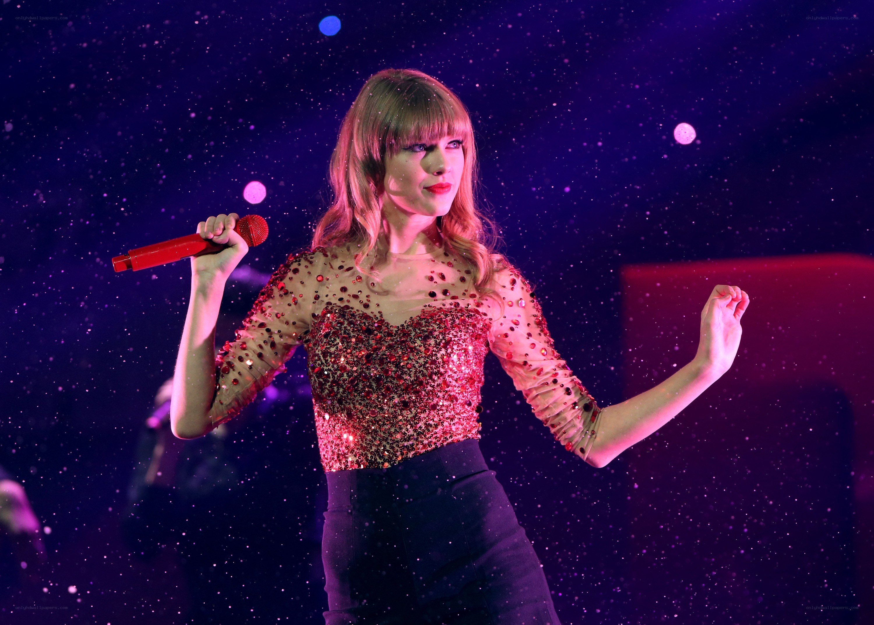 Taylor Swift performing on stage