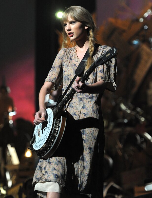 Taylor Swift playing banjo