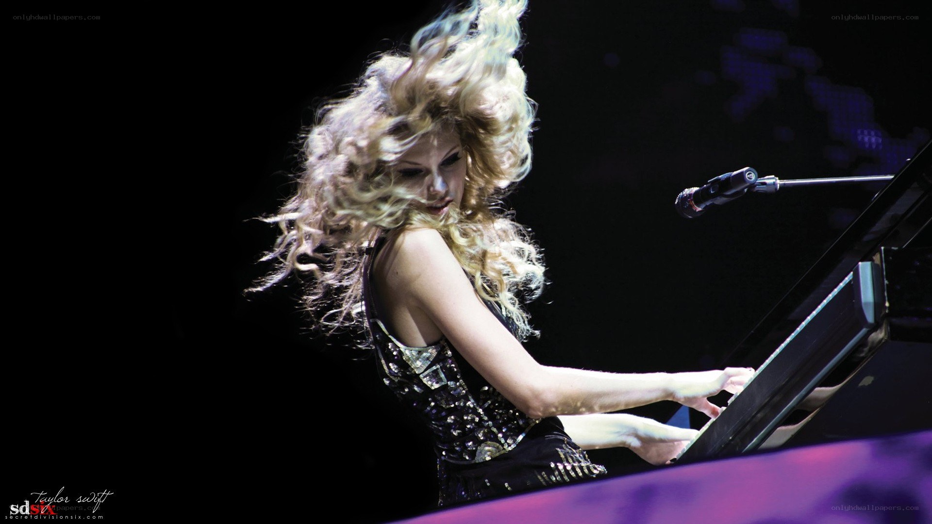 Taylor Swift playing piano on stage