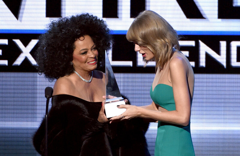 Taylor Swift receiving award