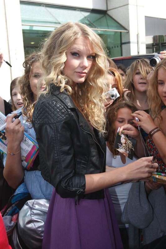 Taylor Swift signing autographs