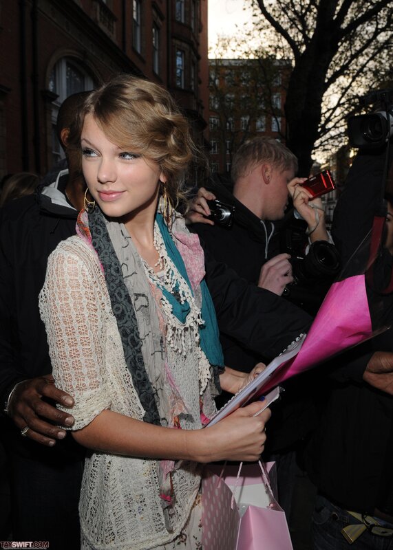 Taylor Swift signing autographs