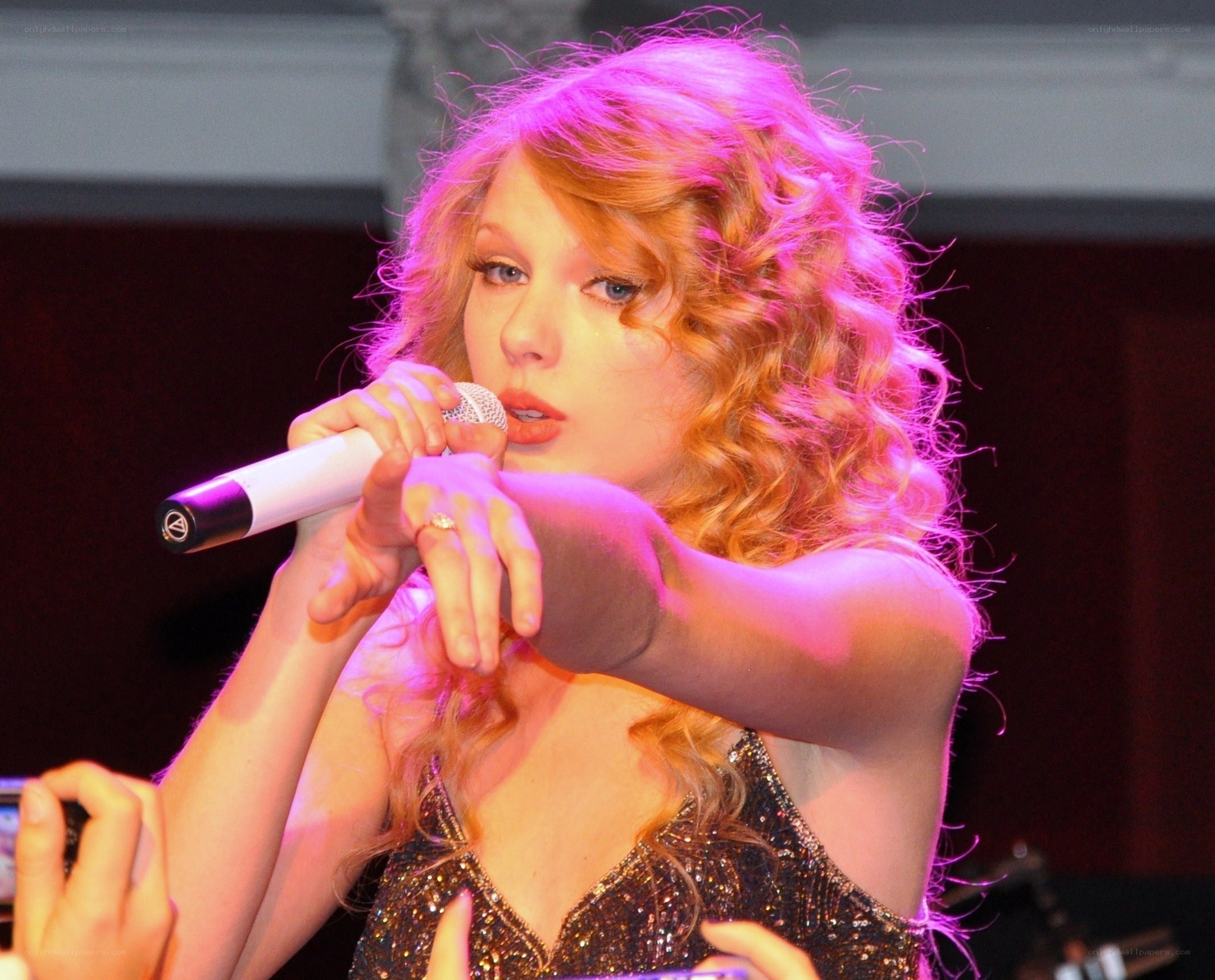 Taylor Swift singing on stage