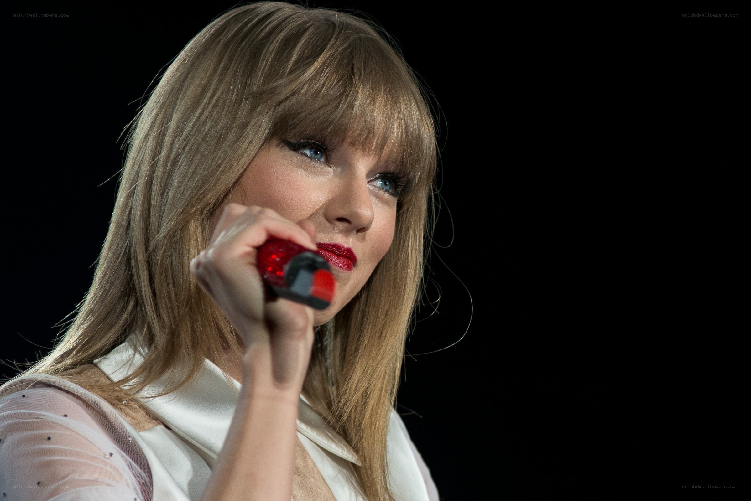 Taylor Swift singing on stage