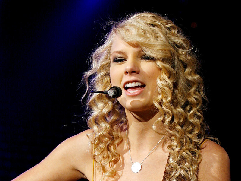 Taylor Swift singing on stage