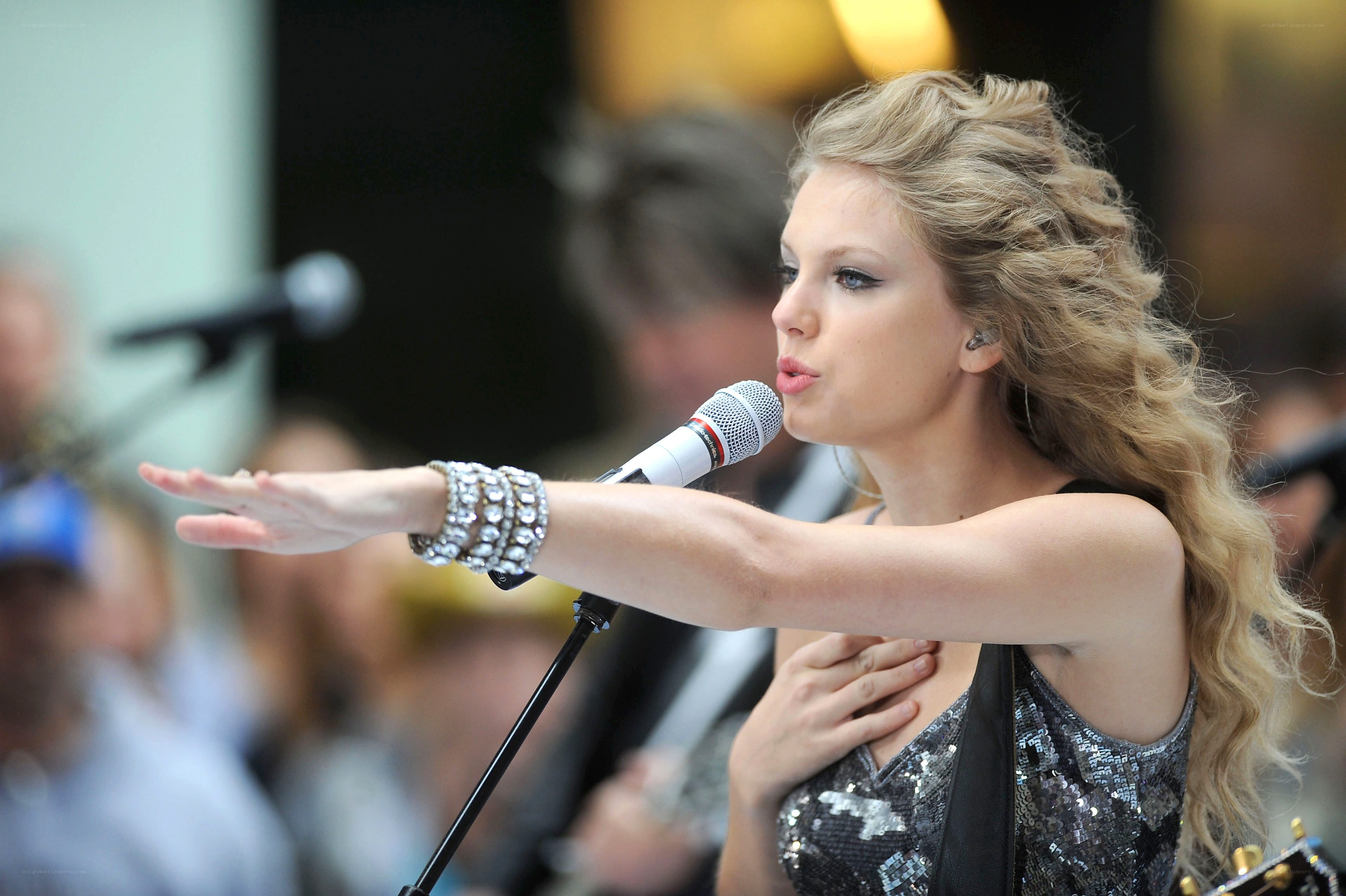 Taylor Swift singing on stage