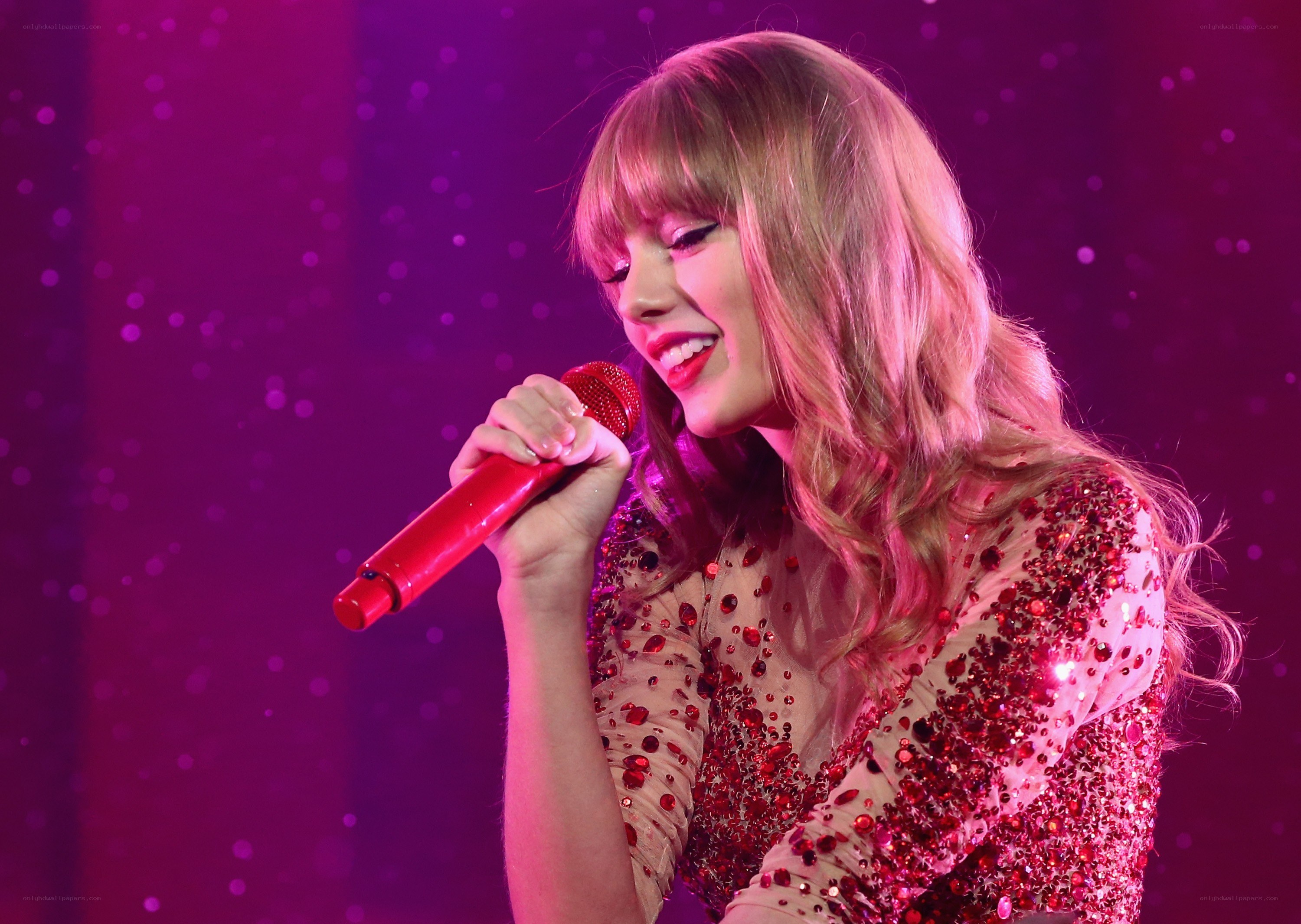 Taylor Swift singing on stage