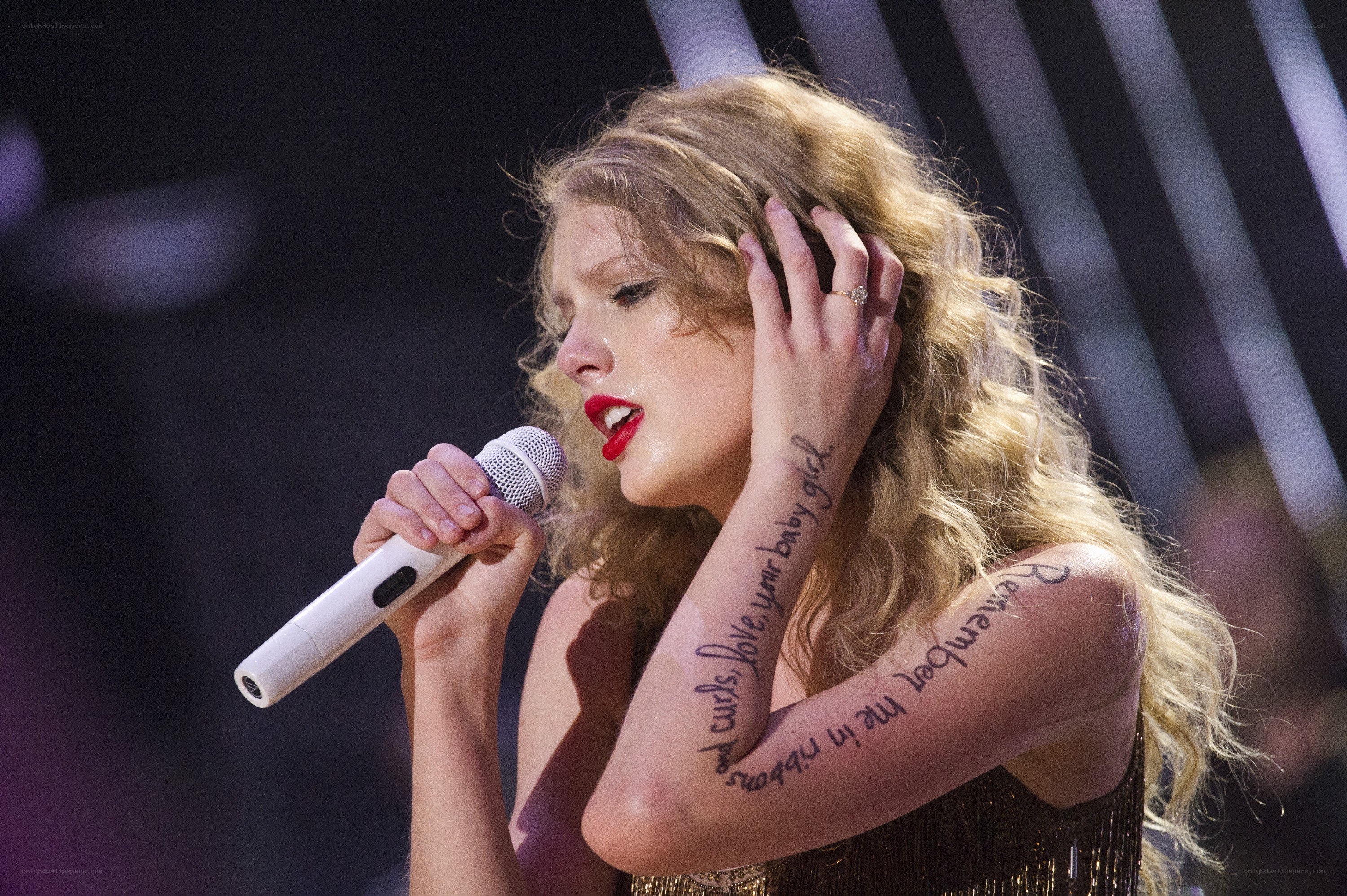 Taylor Swift singing on stage