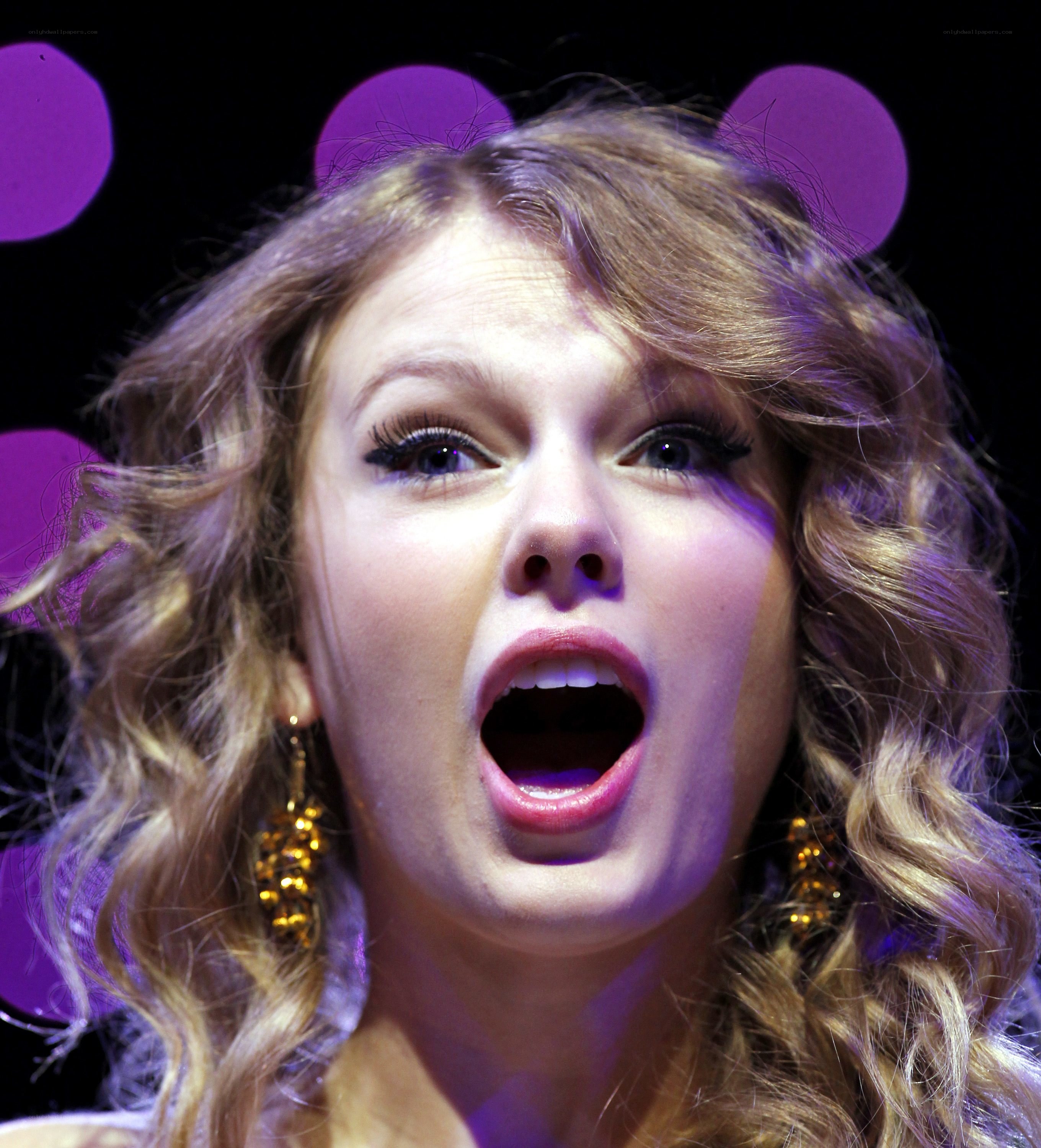 Taylor Swift singing on stage