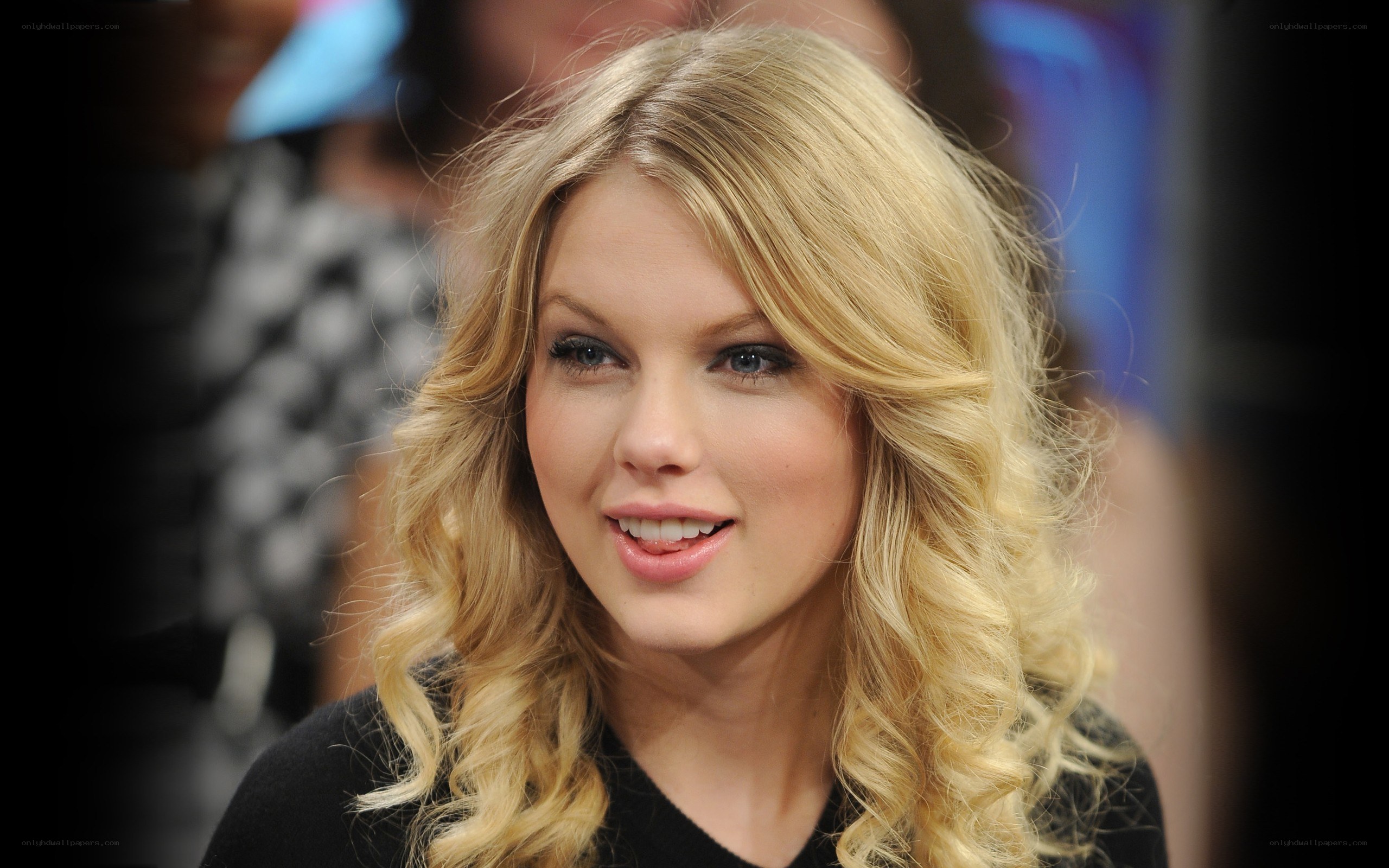 Taylor Swift smiling at event