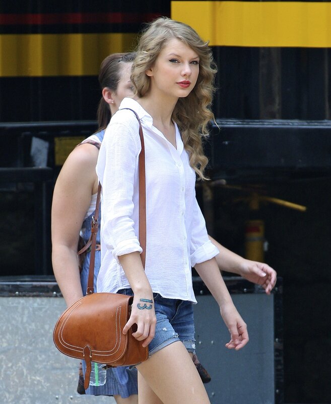 Taylor Swift walking on set
