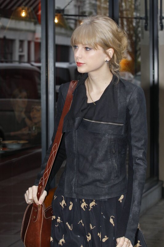 Taylor Swift walking outside
