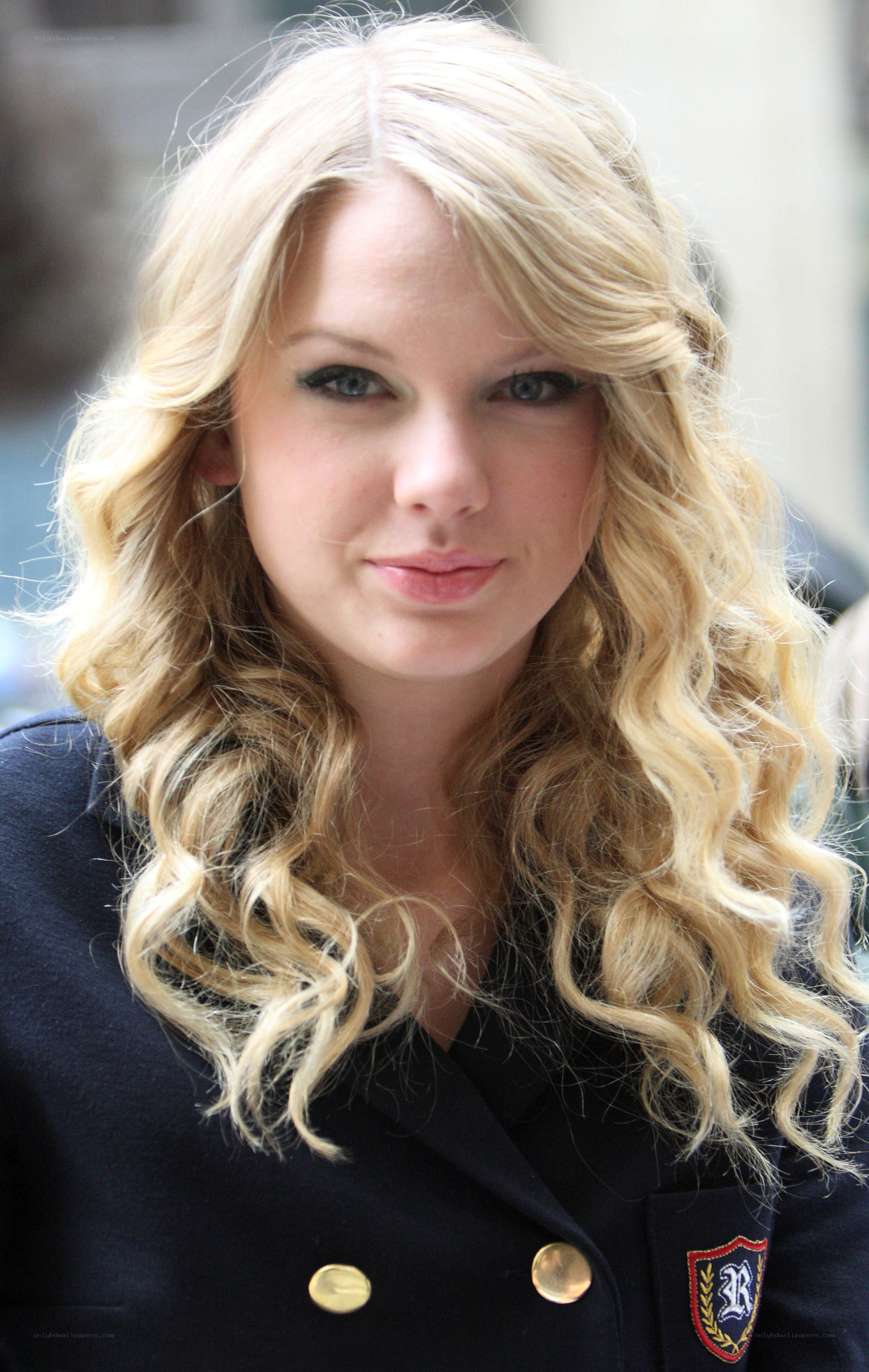 Taylor Swift with blonde curls