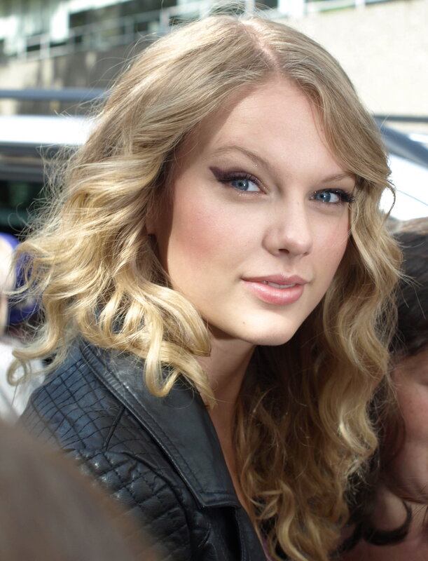 Taylor Swift with blonde hair