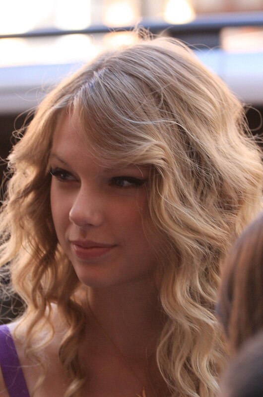 Taylor Swift with blonde hair