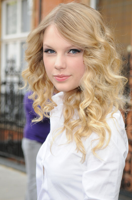 Taylor Swift with curly blonde hair