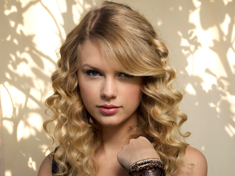 Taylor Swift with curly blonde hair