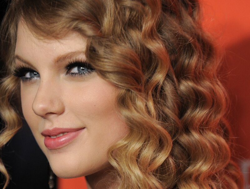 Taylor Swift with curly hair
