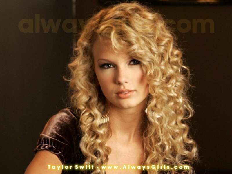 Taylor Swift with curly hair
