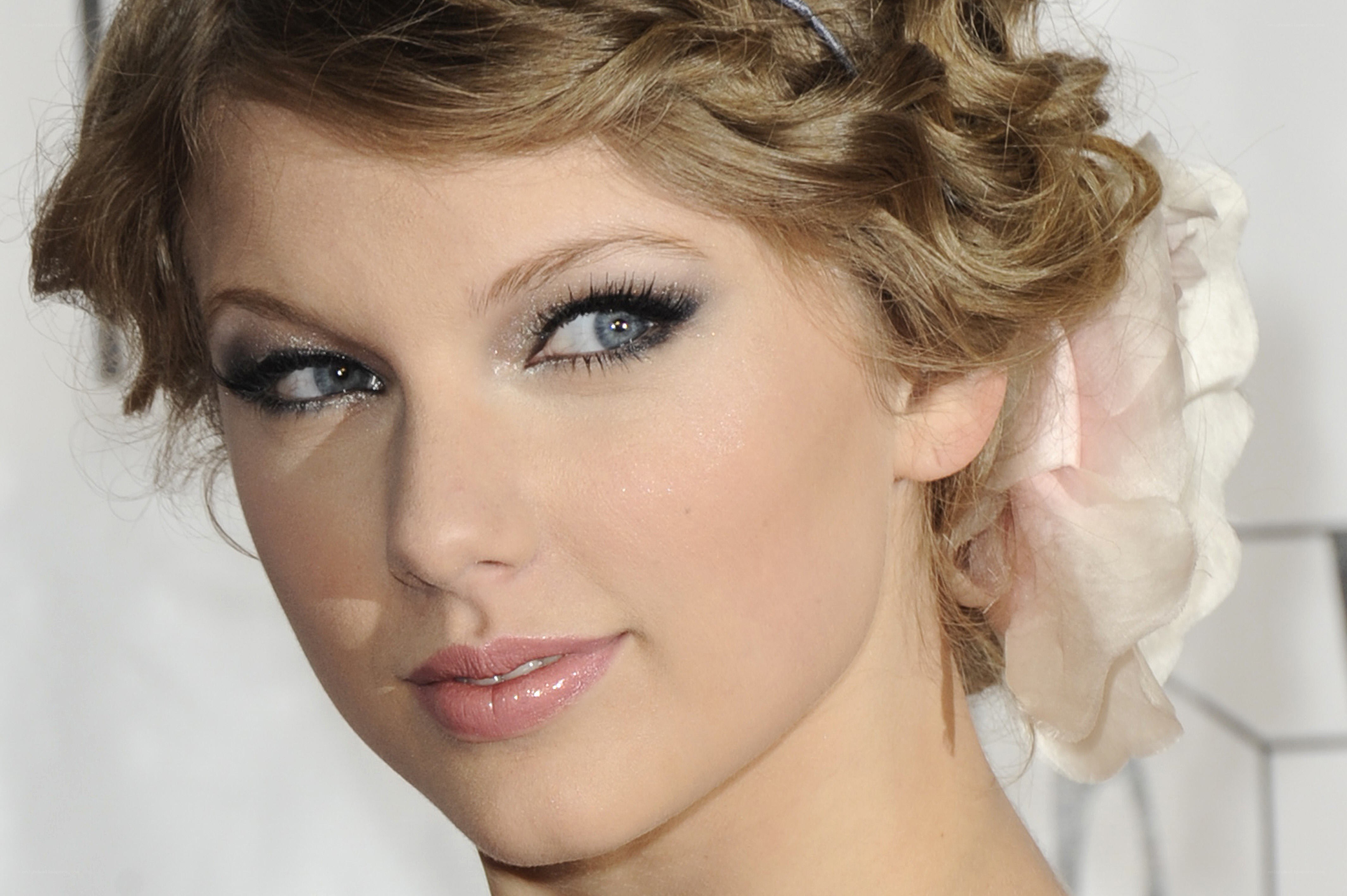Taylor Swift with elegant makeup