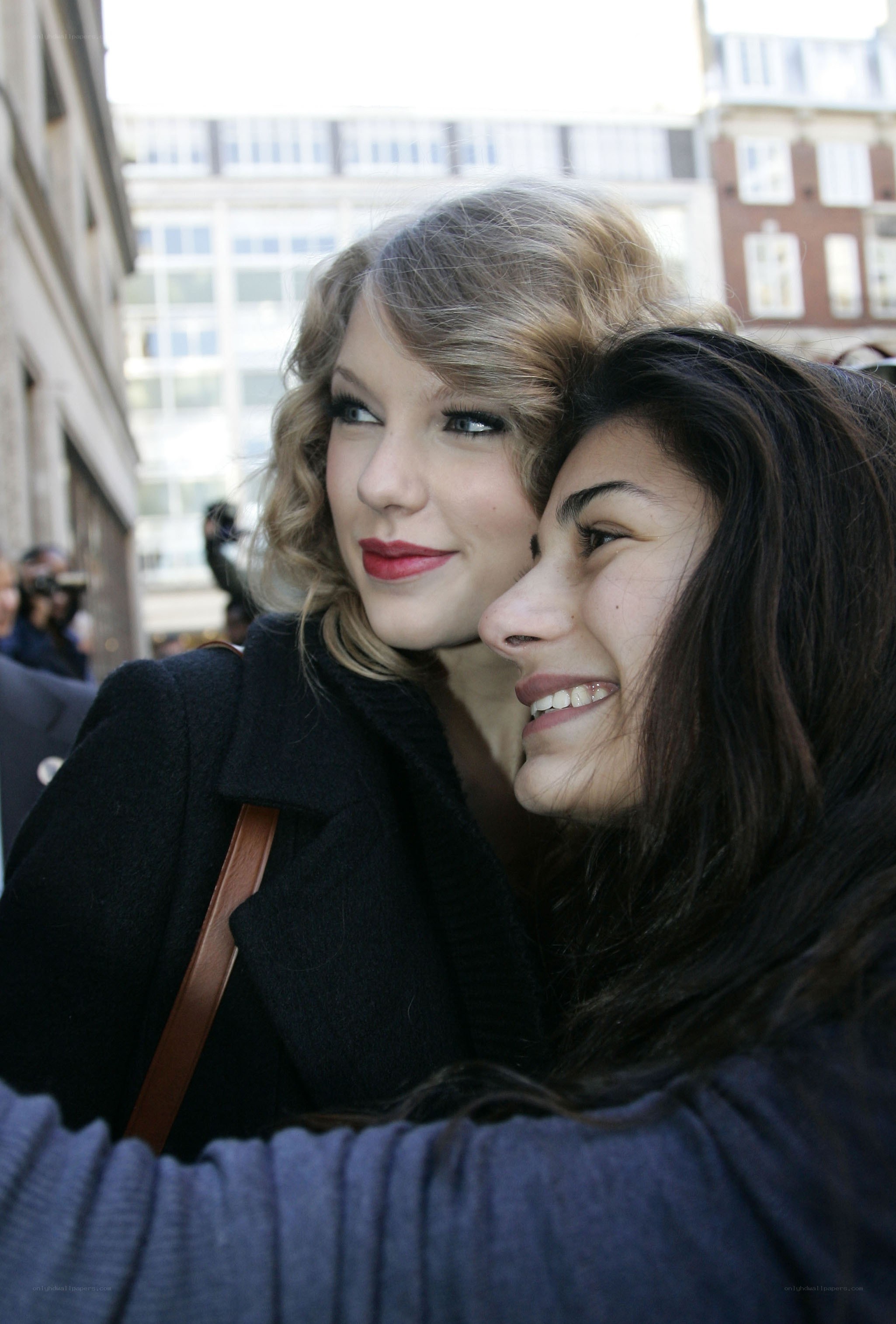 Taylor Swift with fan