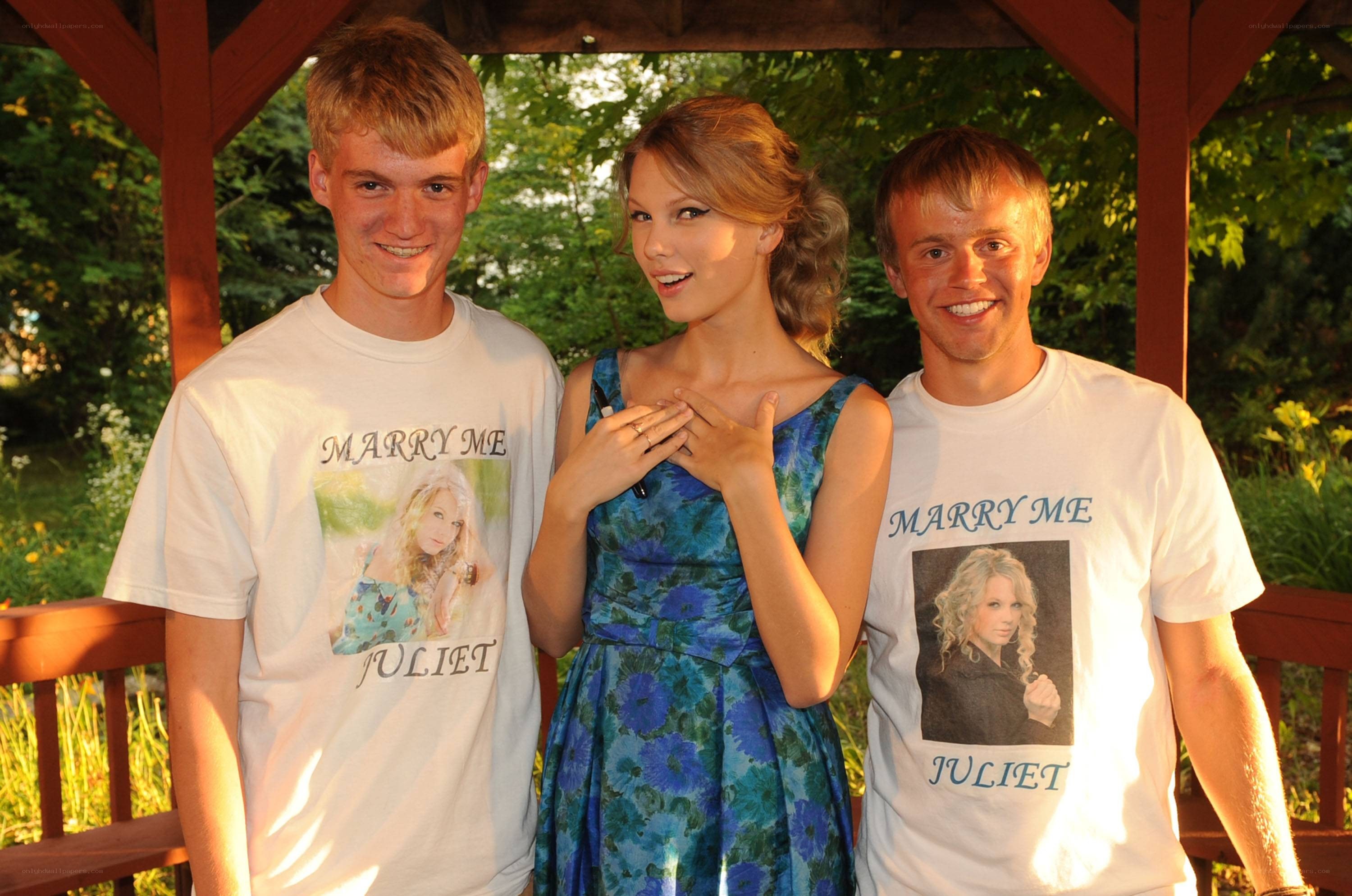 Taylor Swift with fans