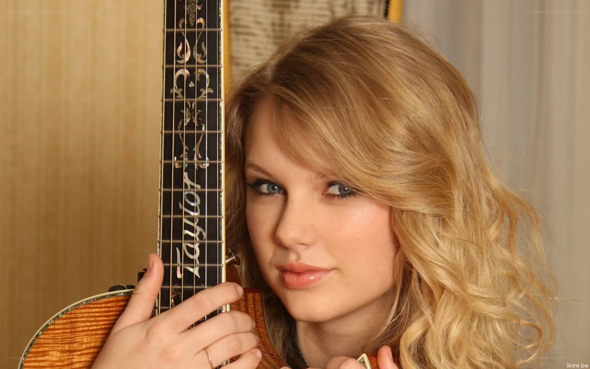 Taylor Swift with guitar