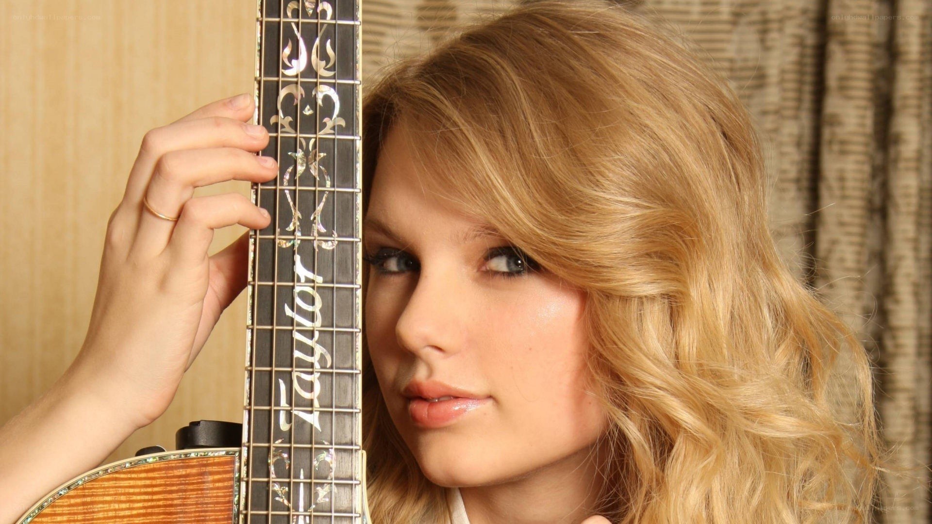 Taylor Swift with guitar