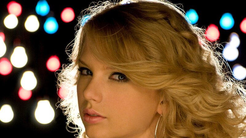 Taylor Swift with lights