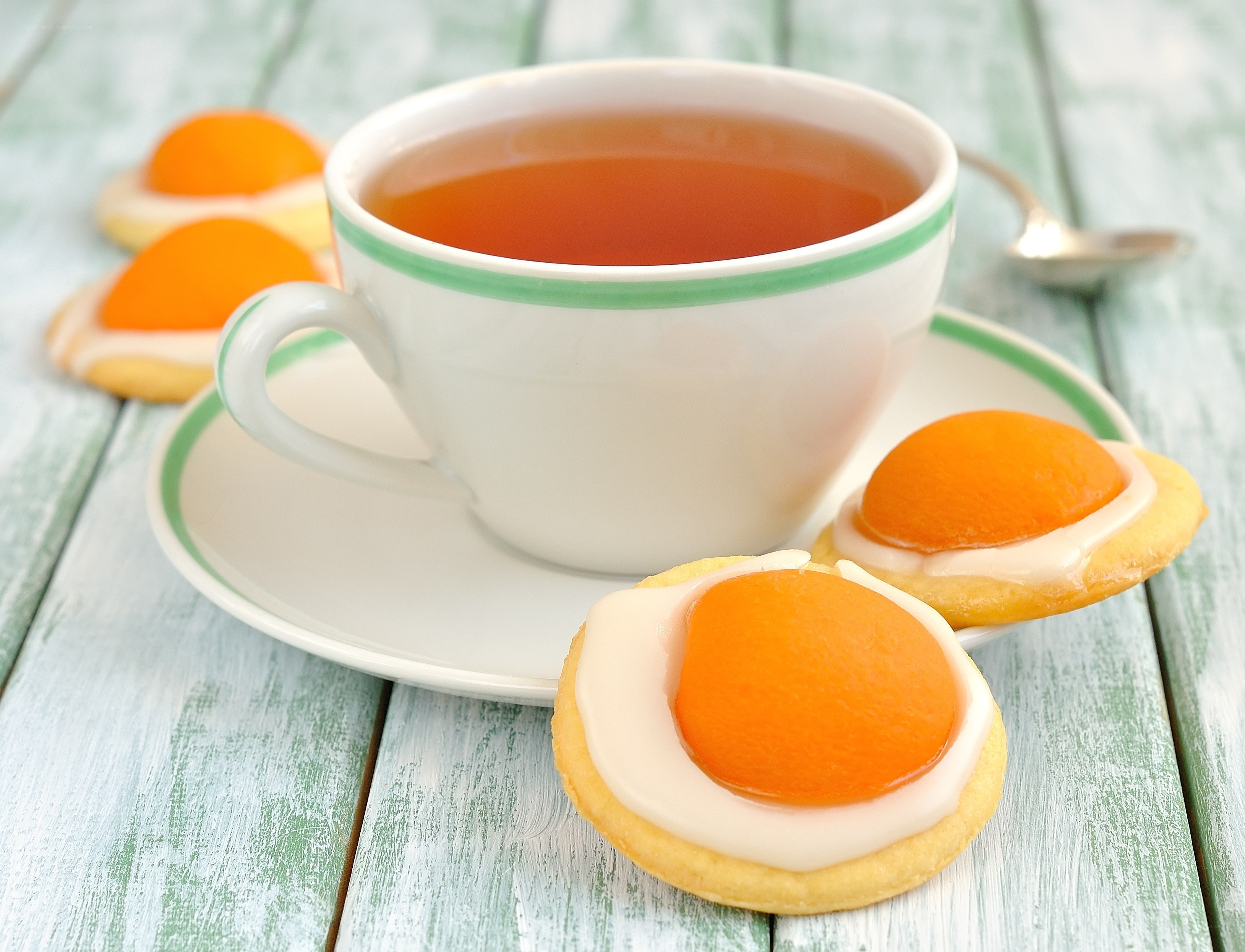 Tea and apricot cookies