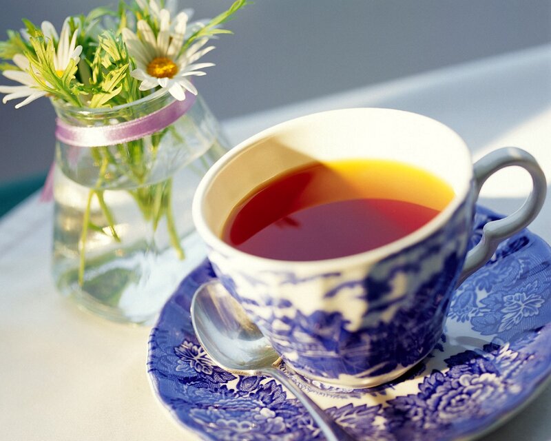 Tea and daisies on a table
