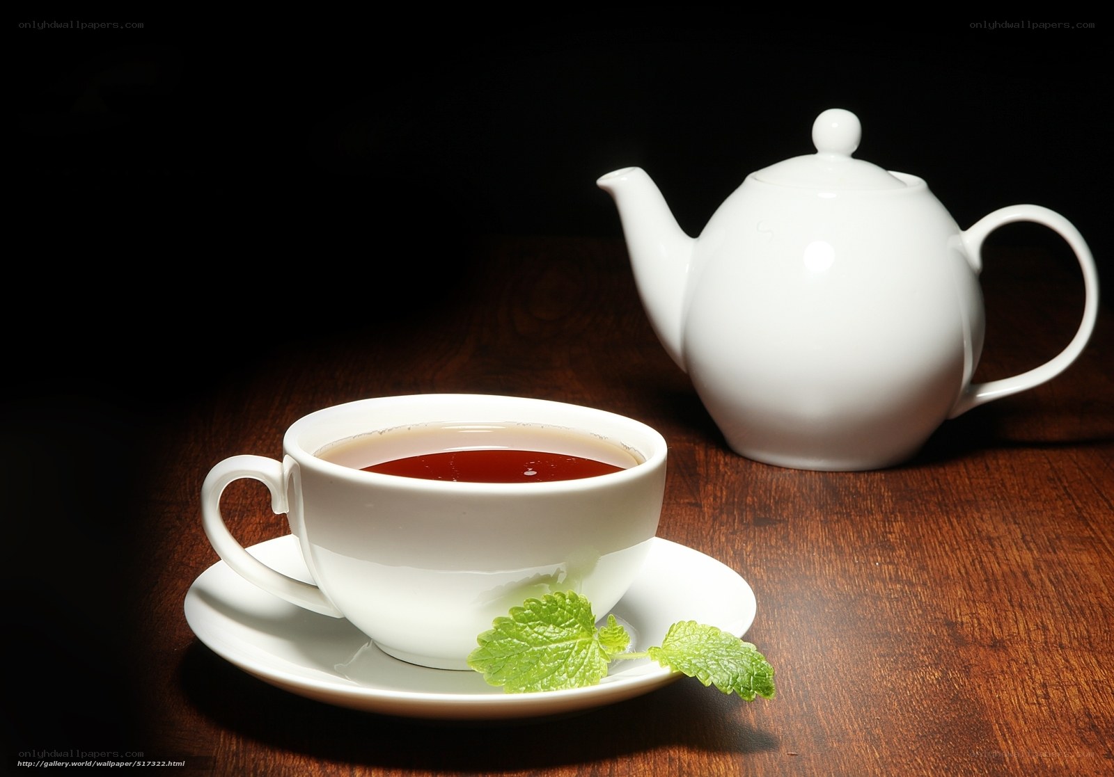 Tea cup and teapot on wood