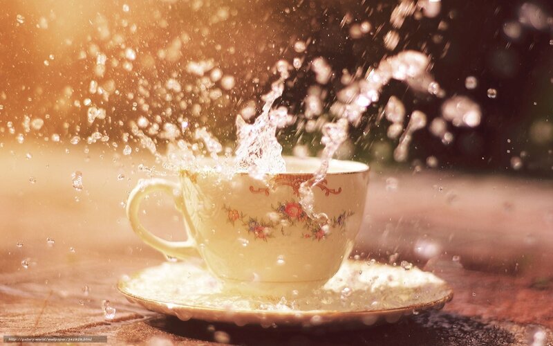 tea cup splashing water