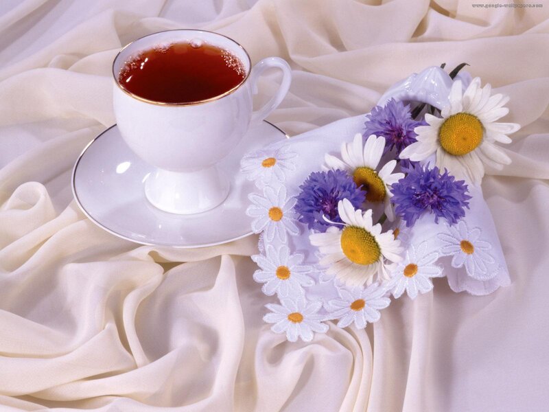 Tea Cup with Daisies